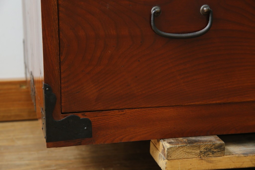 和製アンティーク　前面欅(ケヤキ)材　漆塗り　使い込まれた風合いが味わい深い時代箪笥ローチェスト　(R-073231)