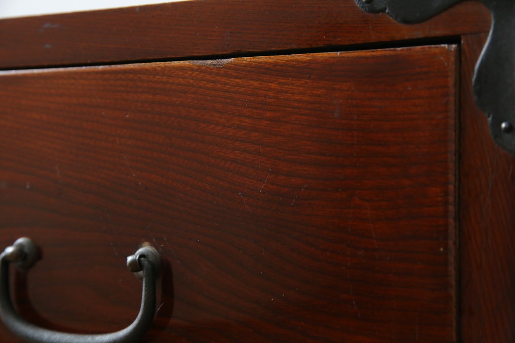 和製アンティーク　前面欅(ケヤキ)材　漆塗り　使い込まれた風合いが味わい深い時代箪笥ローチェスト　(R-073231)