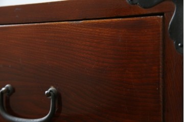 和製アンティーク　前面欅(ケヤキ)材　漆塗り　使い込まれた風合いが味わい深い時代箪笥ローチェスト　(R-073231)