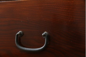 和製アンティーク　前面欅(ケヤキ)材　漆塗り　使い込まれた風合いが味わい深い時代箪笥ローチェスト　(R-073231)