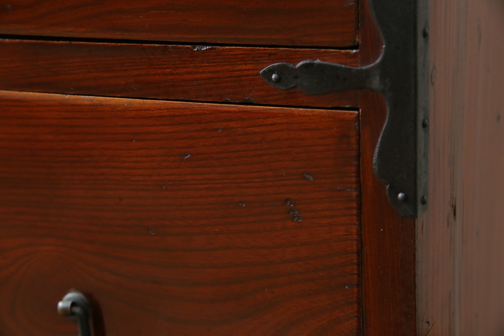 和製アンティーク　前面欅(ケヤキ)材　漆塗り　使い込まれた風合いが味わい深い時代箪笥ローチェスト　(R-073231)