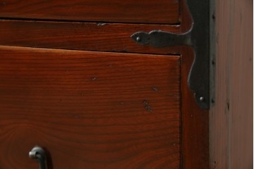 和製アンティーク　前面欅(ケヤキ)材　漆塗り　使い込まれた風合いが味わい深い時代箪笥ローチェスト　(R-073231)