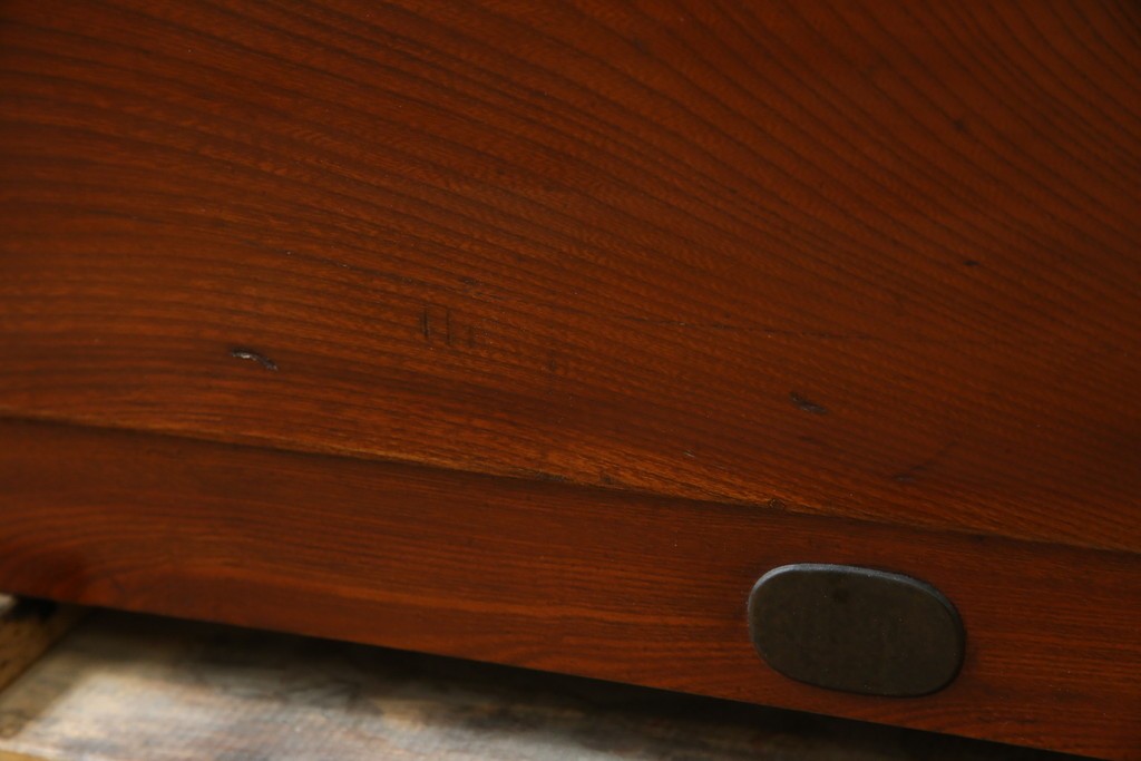 和製アンティーク　前面欅(ケヤキ)材　漆塗り　使い込まれた風合いが味わい深い時代箪笥ローチェスト　(R-073231)