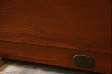 和製アンティーク　前面欅(ケヤキ)材　漆塗り　使い込まれた風合いが味わい深い時代箪笥ローチェスト　(R-073231)