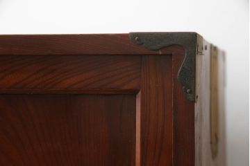 和製アンティーク　前面欅(ケヤキ)材　漆塗り　使い込まれた風合いが味わい深い時代箪笥ローボード(ローチェスト、引き出し、戸棚、整理タンス、時代箪笥、収納たんす、テレビ台、テレビボード)(R-073232)