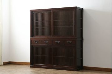 中古　美品　栗材　和の趣あふれる佇まいが魅力的な二段重ね水屋箪笥(食器棚、戸棚、収納棚、キャビネット)(R-073266)