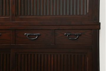 中古　美品　栗材　和の趣あふれる佇まいが魅力的な二段重ね水屋箪笥(食器棚、戸棚、収納棚、キャビネット)(R-073266)