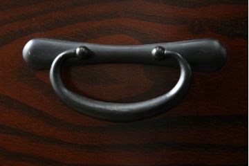 中古　美品　栗材　和の趣あふれる佇まいが魅力的な二段重ね水屋箪笥(食器棚、戸棚、収納棚、キャビネット)(R-073266)