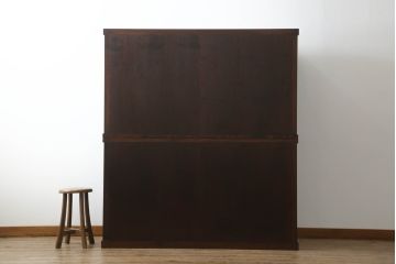 中古　美品　栗材　和の趣あふれる佇まいが魅力的な二段重ね水屋箪笥(食器棚、戸棚、収納棚、キャビネット)(R-073266)