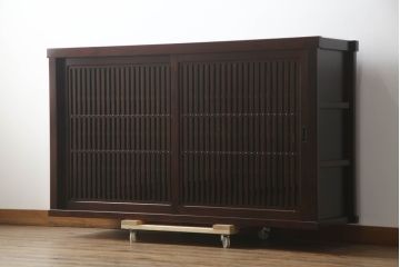 中古　美品　栗材　和の趣あふれる佇まいが魅力的な水屋箪笥サイドキャビネット(食器棚、戸棚、収納棚、キャビネット)(R-073267)