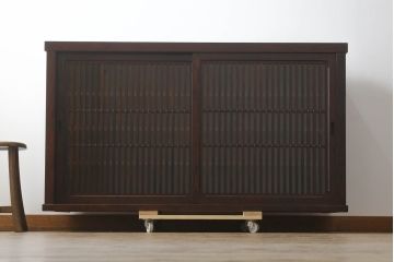 中古　美品　栗材　和の趣あふれる佇まいが魅力的な水屋箪笥サイドキャビネット(食器棚、戸棚、収納棚、キャビネット)(R-073267)