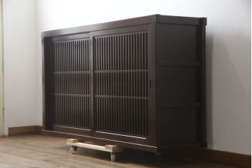 中古　美品　栗材　和の趣あふれる佇まいが魅力的な水屋箪笥サイドキャビネット(食器棚、戸棚、収納棚、キャビネット)(R-073267)