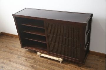中古　美品　栗材　和の趣あふれる佇まいが魅力的な水屋箪笥サイドキャビネット(食器棚、戸棚、収納棚、キャビネット)(R-073267)