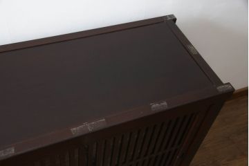 中古　美品　栗材　和の趣あふれる佇まいが魅力的な水屋箪笥サイドキャビネット(食器棚、戸棚、収納棚、キャビネット)(R-073267)