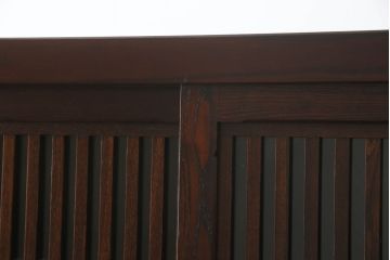 中古　美品　栗材　和の趣あふれる佇まいが魅力的な水屋箪笥サイドキャビネット(食器棚、戸棚、収納棚、キャビネット)(R-073267)