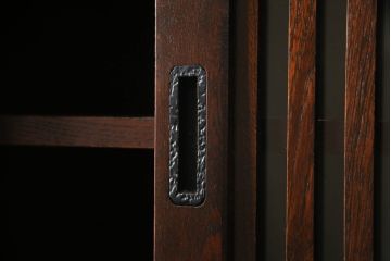 中古　美品　栗材　和の趣あふれる佇まいが魅力的な水屋箪笥サイドキャビネット(食器棚、戸棚、収納棚、キャビネット)(R-073267)