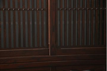 中古　美品　栗材　和の趣あふれる佇まいが魅力的な水屋箪笥サイドキャビネット(食器棚、戸棚、収納棚、キャビネット)(R-073267)
