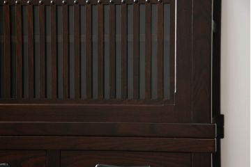 中古　美品　栗材　和の趣あふれる佇まいが魅力的な水屋箪笥サイドキャビネット(食器棚、戸棚、収納棚、キャビネット)(R-073267)