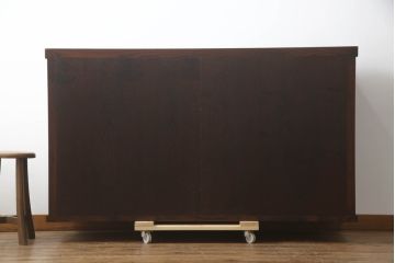 中古　美品　栗材　和の趣あふれる佇まいが魅力的な水屋箪笥サイドキャビネット(食器棚、戸棚、収納棚、キャビネット)(R-073267)