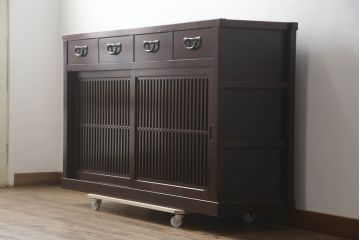 中古　美品　栗材　和の趣あふれる佇まいが魅力的な水屋箪笥サイドボード(食器棚、茶箪笥、サイドキャビネット、収納棚、戸棚)(R-073268)