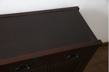中古　美品　栗材　和の趣あふれる佇まいが魅力的な水屋箪笥サイドボード(食器棚、茶箪笥、サイドキャビネット、収納棚、戸棚)(R-073268)