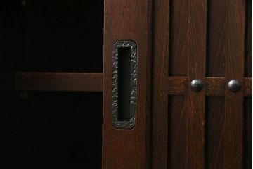 中古　美品　栗材　和の趣あふれる佇まいが魅力的な水屋箪笥サイドボード(食器棚、茶箪笥、サイドキャビネット、収納棚、戸棚)(R-073268)