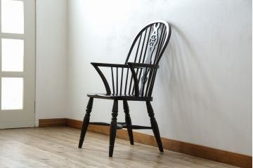中古　美品!!　松本民芸家具　シックな色合いとクラシカルな佇まいが魅力のホイールバックウィンザーチェア(ウインザーチェア、アームチェア、板座チェア、ダイニングチェア、椅子、イス)(定価約19万8千円)(R-073269)