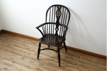 中古　美品!!　松本民芸家具　シックな色合いとクラシカルな佇まいが魅力のホイールバックウィンザーチェア(ウインザーチェア、アームチェア、板座チェア、ダイニングチェア、椅子、イス)(定価約19万8千円)(R-073269)