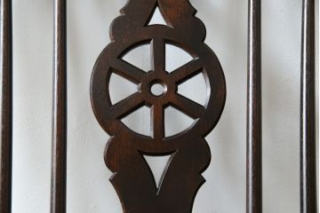 中古　美品!!　松本民芸家具　シックな色合いとクラシカルな佇まいが魅力のホイールバックウィンザーチェア(ウインザーチェア、アームチェア、板座チェア、ダイニングチェア、椅子、イス)(定価約19万8千円)(R-073269)