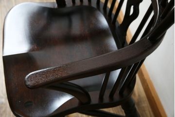 中古　美品!!　松本民芸家具　シックな色合いとクラシカルな佇まいが魅力のホイールバックウィンザーチェア(ウインザーチェア、アームチェア、板座チェア、ダイニングチェア、椅子、イス)(定価約19万8千円)(R-073269)