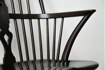 中古　美品!!　松本民芸家具　シックな色合いとクラシカルな佇まいが魅力のホイールバックウィンザーチェア(ウインザーチェア、アームチェア、板座チェア、ダイニングチェア、椅子、イス)(定価約19万8千円)(R-073269)