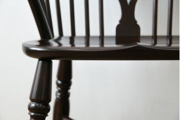 中古　美品!!　松本民芸家具　シックな色合いとクラシカルな佇まいが魅力のホイールバックウィンザーチェア(ウインザーチェア、アームチェア、板座チェア、ダイニングチェア、椅子、イス)(定価約19万8千円)(R-073269)