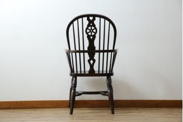 中古　美品!!　松本民芸家具　シックな色合いとクラシカルな佇まいが魅力のホイールバックウィンザーチェア(ウインザーチェア、アームチェア、板座チェア、ダイニングチェア、椅子、イス)(定価約19万8千円)(R-073269)