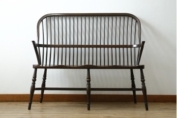 イギリスアンティーク　Lloyd's Antiques(ロイズ・アンティークス)取り扱い　ニレ材　クラシカルな佇まいのウィンザーベンチ　(R-073270)