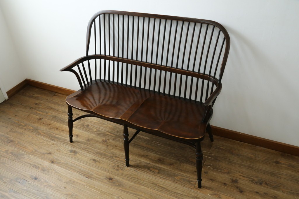 イギリスアンティーク　Lloyd's Antiques(ロイズ・アンティークス)取り扱い　ニレ材　クラシカルな佇まいのウィンザーベンチ　(R-073270)