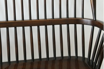 イギリスアンティーク　Lloyd's Antiques(ロイズ・アンティークス)取り扱い　ニレ材　クラシカルな佇まいのウィンザーベンチ　(R-073270)
