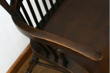 イギリスアンティーク　Lloyd's Antiques(ロイズ・アンティークス)取り扱い　ニレ材　クラシカルな佇まいのウィンザーベンチ　(R-073270)