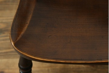 イギリスアンティーク　Lloyd's Antiques(ロイズ・アンティークス)取り扱い　ニレ材　クラシカルな佇まいのウィンザーベンチ　(R-073270)