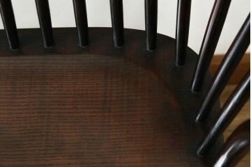 イギリスアンティーク　Lloyd's Antiques(ロイズ・アンティークス)取り扱い　ニレ材　クラシカルな佇まいのウィンザーベンチ　(R-073270)