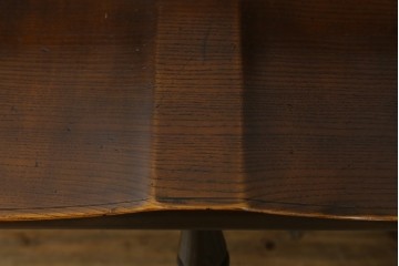 イギリスアンティーク　Lloyd's Antiques(ロイズ・アンティークス)取り扱い　ニレ材　クラシカルな佇まいのウィンザーベンチ　(R-073270)