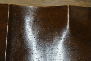 イギリスアンティーク　Lloyd's Antiques(ロイズ・アンティークス)取り扱い　ニレ材　クラシカルな佇まいのウィンザーベンチ　(R-073270)