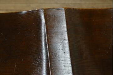 イギリスアンティーク　Lloyd's Antiques(ロイズ・アンティークス)取り扱い　ニレ材　クラシカルな佇まいのウィンザーベンチ　(R-073270)