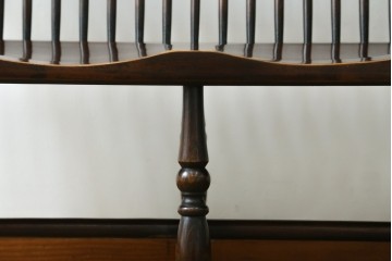 イギリスアンティーク　Lloyd's Antiques(ロイズ・アンティークス)取り扱い　ニレ材　クラシカルな佇まいのウィンザーベンチ　(R-073270)