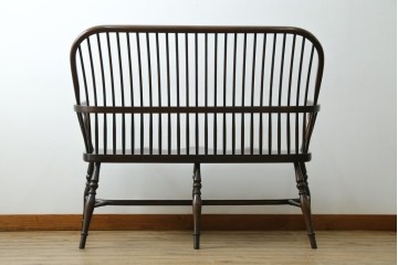 イギリスアンティーク　Lloyd's Antiques(ロイズ・アンティークス)取り扱い　ニレ材　クラシカルな佇まいのウィンザーベンチ　(R-073270)