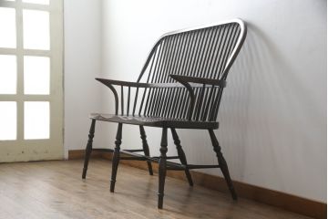  イギリスアンティーク　Lloyd's Antiques(ロイズ・アンティークス)取り扱い　ニレ材　クラシカルな佇まいのウィンザーベンチ(ウィンザーチェア、長椅子、2人掛けベンチ、英国)(R-073270)