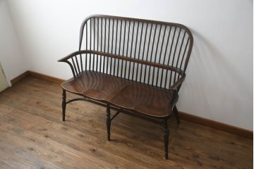  イギリスアンティーク　Lloyd's Antiques(ロイズ・アンティークス)取り扱い　ニレ材　クラシカルな佇まいのウィンザーベンチ(ウィンザーチェア、長椅子、2人掛けベンチ、英国)(R-073270)