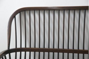  イギリスアンティーク　Lloyd's Antiques(ロイズ・アンティークス)取り扱い　ニレ材　クラシカルな佇まいのウィンザーベンチ(ウィンザーチェア、長椅子、2人掛けベンチ、英国)(R-073270)