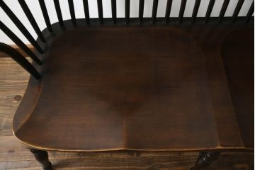  イギリスアンティーク　Lloyd's Antiques(ロイズ・アンティークス)取り扱い　ニレ材　クラシカルな佇まいのウィンザーベンチ(ウィンザーチェア、長椅子、2人掛けベンチ、英国)(R-073270)
