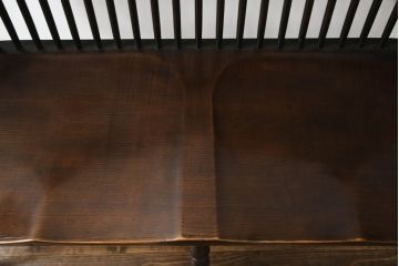  イギリスアンティーク　Lloyd's Antiques(ロイズ・アンティークス)取り扱い　ニレ材　クラシカルな佇まいのウィンザーベンチ(ウィンザーチェア、長椅子、2人掛けベンチ、英国)(R-073270)