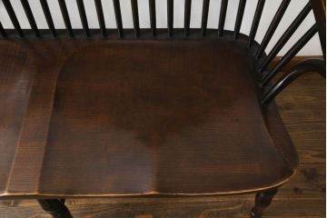  イギリスアンティーク　Lloyd's Antiques(ロイズ・アンティークス)取り扱い　ニレ材　クラシカルな佇まいのウィンザーベンチ(ウィンザーチェア、長椅子、2人掛けベンチ、英国)(R-073270)